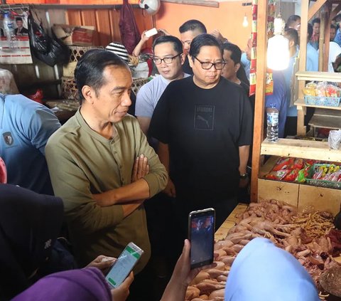 Gaya Santai Jokowi di Pasar Tradisonal