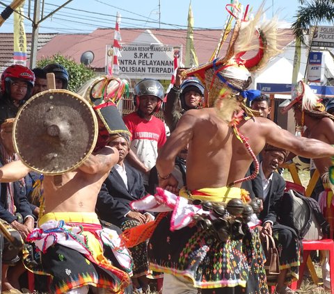 Tarian Perang Khas Manggarai