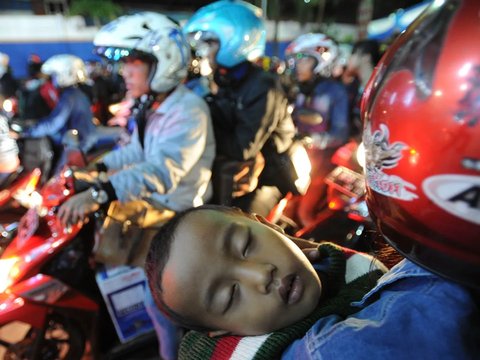 Meski tak direkomendasikan, mudik naik motor masih dilakukan warga.