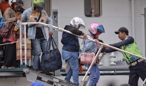 Ada pendapat mengatakan, mudik singkatan dari bahasa Jawa 'mulih disik' artinya pulang sebentar. Ada juga yang menyebut mudik berasal bahasa Betawi artinya menuju udik atau menuju kampung