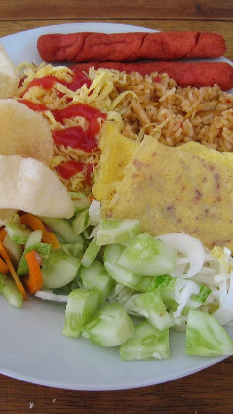 Di Indonesia makanan ini sangat populer. Jadi menu favorit di restoran sampai penjual kaki lima .<br /><br />Nasi goreng adalah makanan untuk semua kelas. Tergantung di mana dia disajikan.