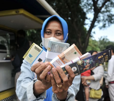 Nasib Penjaja 'Uang Lebaran' Pinggir Jalan