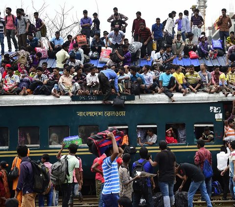 Tradisi Mudik Ekstrem di Bangladesh