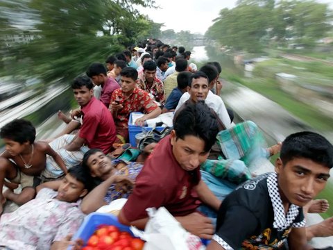 Tradisi Mudik Ekstrem di Bangladesh