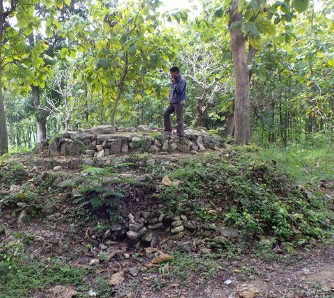 Sitinggil adalah sebuah tumpukan batu yang menyerupai punden berundak.