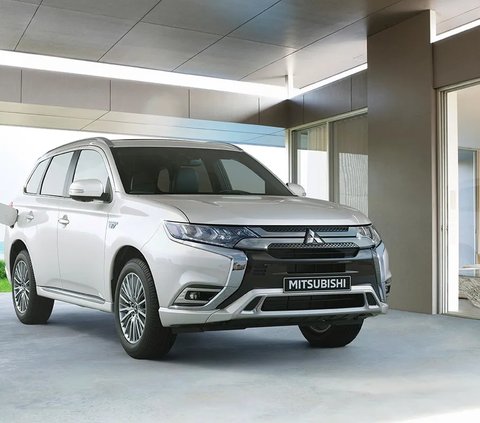 2. PLUG-IN HYBRID ELECTRIC  VEHICLE (PHEV)<br><br>Prinsipnya sama dengan HEV, tapi lebih canggih dari sisi baterai. Sebab daya baterainya dapat diisi ulang di charging station, selain memanfaatkan energi kinetis dari hasil pengereman. Di Indonesia,  model PHEV adalah Mitsubishi Outlander PHEV, Toyota Prius PHEV, dan segera menyusul Toyota RAV4 PHEV.