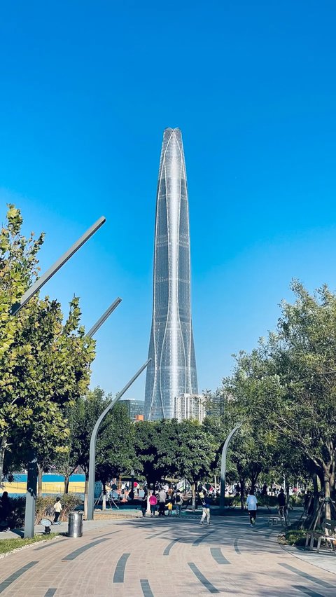 Tianjin CTF Finance Centre menduduki peringkat kesembilan dengan tinggi 530 meter. Gedung ini diresmikan pada tahun 2019.