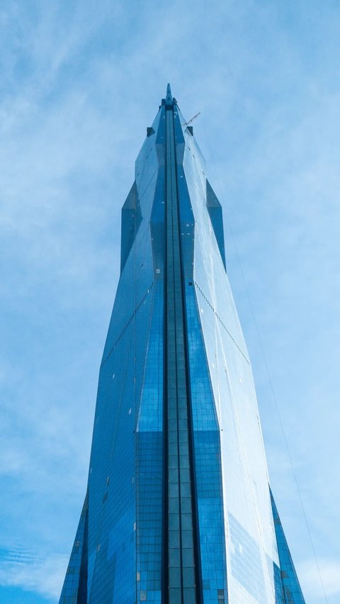 Posisi kedua diduduki oleh Merdeka 118 yang menjulang di tengah Kuala Lumpur, Malaysia. Gedung tersebut memiliki tinggi 678,9 meter.