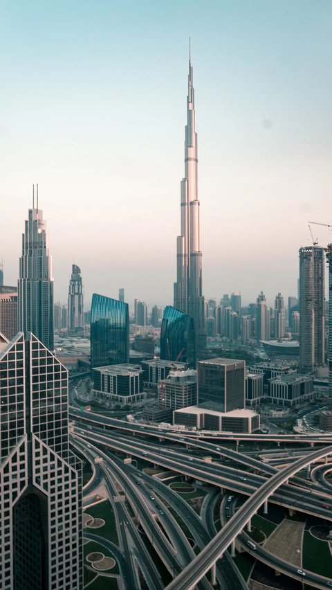 Diresmikan pada 2010, Burj Khalifa kepunyaan Dubai menjadi gedung tertinggi di dunia dengan keseluruhan tinggi bangunan mencapai 828 meter.