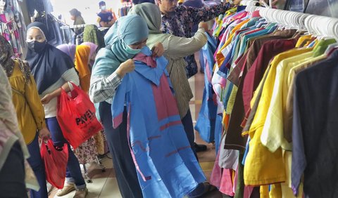 Membeli baju baru untuk Lebaran sudah menjadi tradisi setiap tahun masyarakat Indonesia.