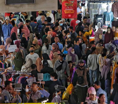 Para penjual khususnya pakaian muslim bisa meraup omzet sampai puluhan juta perhari selama bulan Ramadan