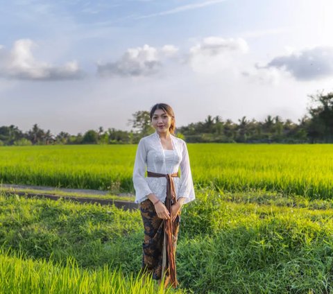 Seiring dengan perkembangannya, beberapa daerah memiliki model kebaya khas yang menjadi pakaian tradisional mereka.