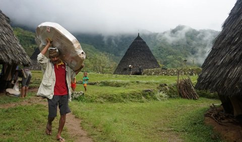 Empo Maro adalah pendiri desa Wae Rebo yang sebelumnya berpindah-pindah.