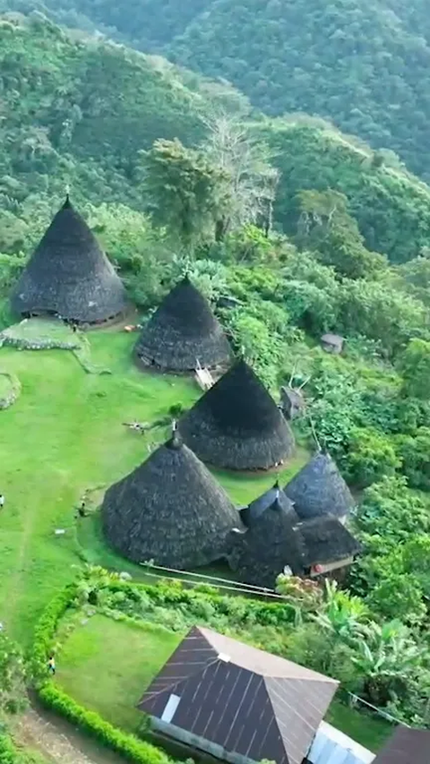 Niang Dangka memiliki tinggi 15 meter dengan susunan 5 lantai. Tiap lantai punya peruntukan dari tempat tinggal hingga ritual adat. Satu Mbaru niang bisa ditinggali 6 hingga 8 keluarga. Ada 7 Mbaru Niang yang berada di Desa Wae Rebo.