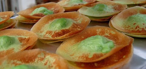 Kue tete atau disebut juga kue ape berasal dari Betawi.