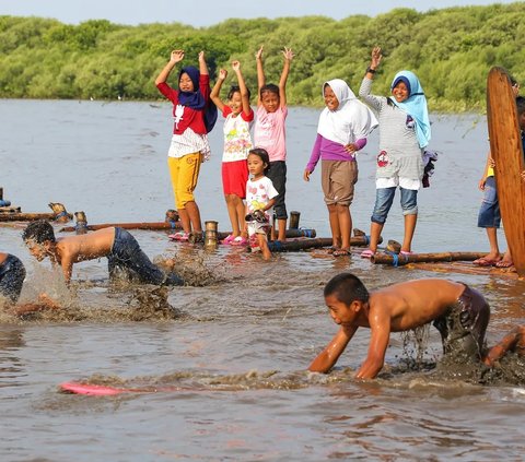 Tradisi Skilot di Pasuruan dilaksanakan setiap Lebaran Ketupat. Skilot dapat diartikan berselancar di atas lumpur. Dahulu, kegiatan ini dilakukan nelayan daerah pesisir untuk mencari ikan, kerang. Kini menjadi olahraga, permainan tradisional dan tradisi di Pasuruan.