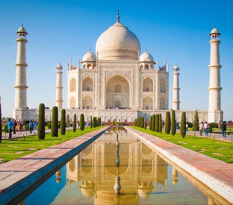 Taj Mahal didirikan oleh penguasa Dinasti Mughal, Shah Jahan untuk mengenang istrinya Mumtaz Mahal