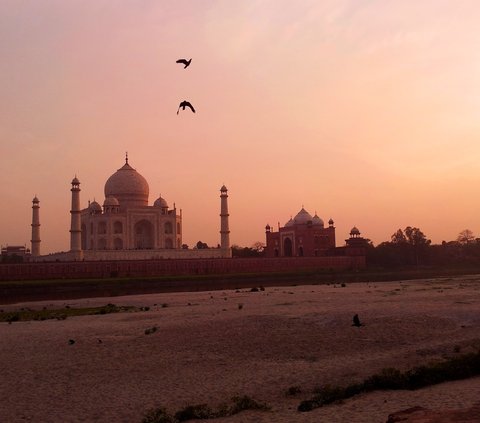 Shah Jahan dimakamkan tepat di samping istri kesayangannya, Mumtaz di dalam Taj Mahal.