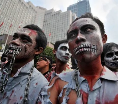 Saat itulah sebuah bom meledak. 67 aparat terluka. Sementara tujuh polisi tewas. Petugas mulai menembaki para demonstran. Melukai 200 orang dan menewaskan beberapa orang,