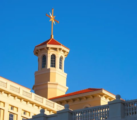 Menariknya, siapapun bisa datang ke gereja scientology. Bahkan, ada tour guide-nya.