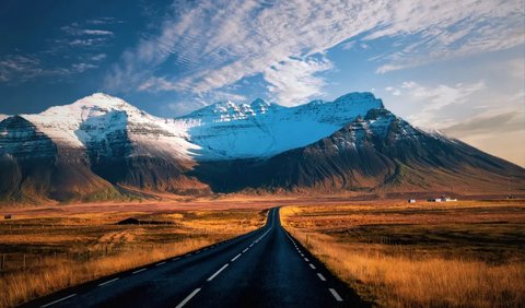 Nggak hanya punya hamparan es super tebal, Islandia juga dikenal sebagai negara yang punya banyak gunung berapi.