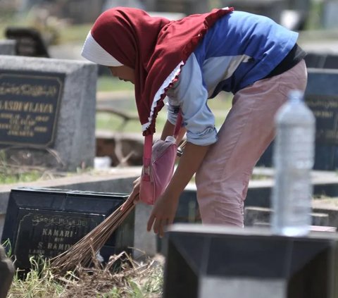 Mengais rezeki jadi pembersih makam di bulan Ramadan
