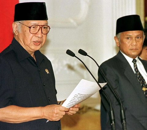 21 Mei 1998, Soeharto berhenti dari jabatannya sebagai Presiden Republik Indonesia. Setelah berkuasa lebih dari 32 tahun. Soeharto menyerahkan kursi Presiden kepada BJ Habibie.