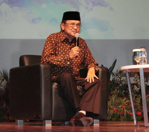 Terjadi pertemuan di rumah BJ. Habibie untuk menentukan siapa yang akan maju sebagai calon presiden. Habibie menyarankan nama Amien Rais. Namun, Amien tidak memberikan keputusan karena harus bertemu Gus Dur terlebih dahulu.