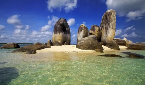 Tanjung Kelayang identik dengan pantai eksotis