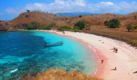 Berikutnya, siapa yang tidak tahu Pink Beach di kawasan Komodo Island. Pantai ini adalah satu dari beberapa pantai berpasir merah muda di dunia.