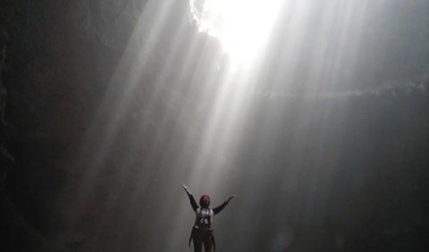 Gua Jomblang di Gunung Kidul ini bisa jadi salah satu opsi bagi penggila caving. Goa ini mirip sekali dengan Stephens Gap di Amerika Serikat.