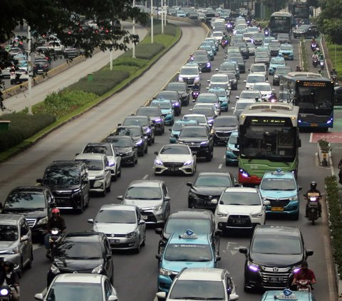 Kemacetan di Jakarta dari waktu ke waktu semakin parah. Hingga kini, macet menjadi salah satu pekerjaan rumah yang harus diselesaikan oleh pemerintah provinsi DKI.