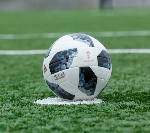 Bola sepak adidas Telstar  dengan warna hitam dan putih dipakai pertama kali untuk Piala Dunia 1970 di Meksiko.