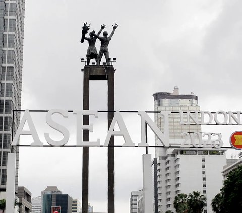 Indonesia resmi menjadi Ketua Konferensi Tingkat Tinggi (KTT) ASEAN 2023, setelah menerima estafet keketuaan ASEAN dari Kamboja.