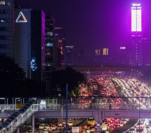 Kondisi kemacetan lalu lintas kendaraan pada jam pulang kerja di Jalan Gatot Subroto, Jakarta