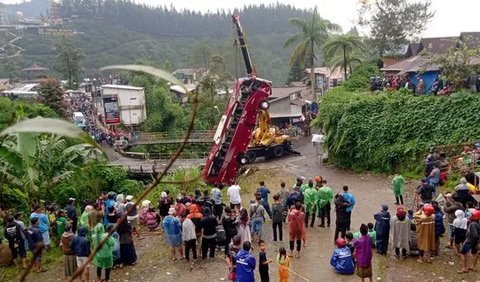 Gara-gara Malfungsi Rem Tangan, Bus 37 Penumpang terjun ke Sungai