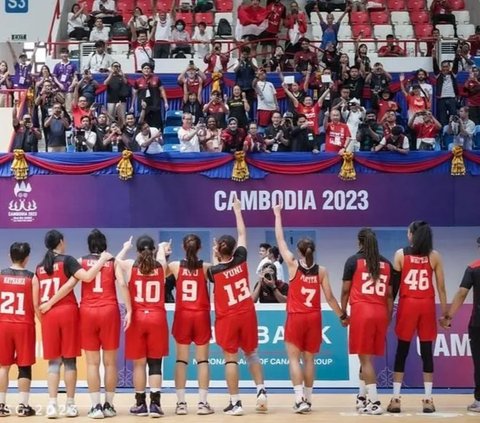 Timnas Basket Putri mencetak sejarah di SEA Games 2023 Kamboja. Mereka meraih medali emas usai menang telak 86-39 lawan Singapura