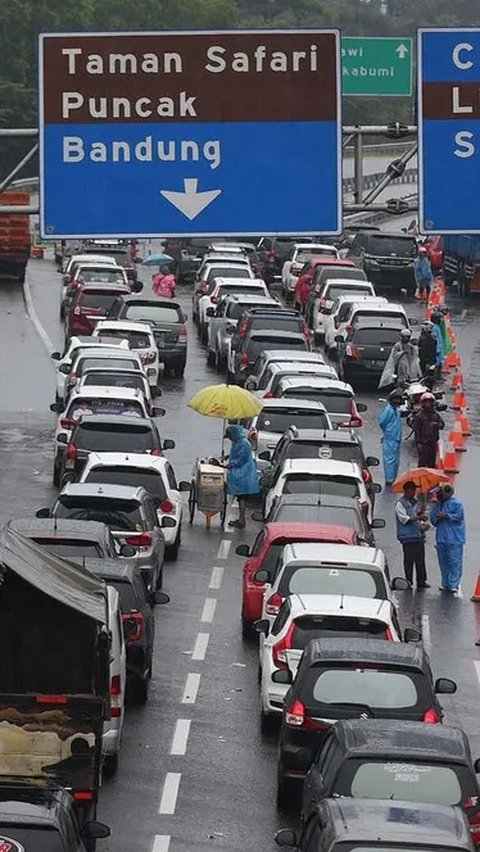 Macet horror kerap terjadi di jalur Puncak Gadog. Akibat jalur distribusi dan wisata menjadi satu.