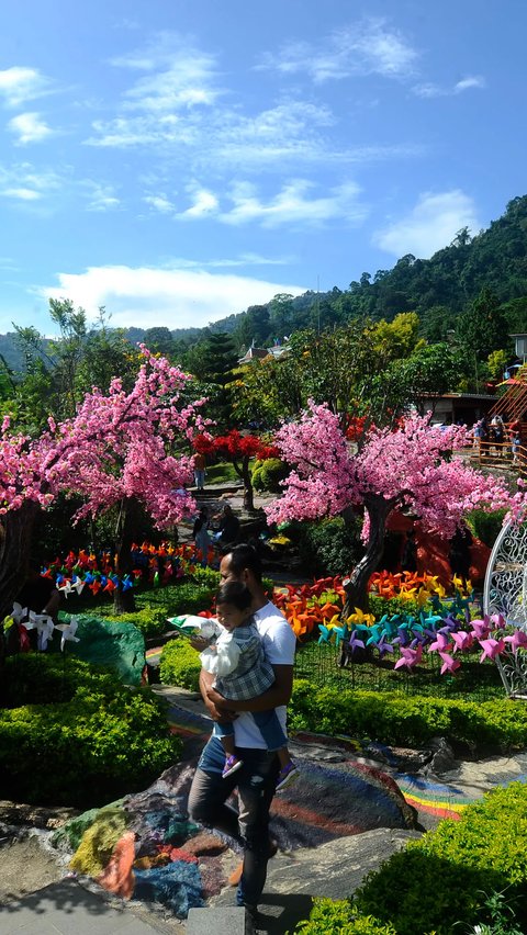 Di Puncak 2 juga ada spot foto ala taman khayangan loh!