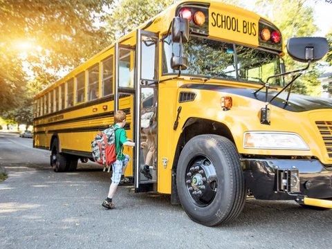 Kenapa Bus Sekolah Kebanyakan Berwarna Kuning?