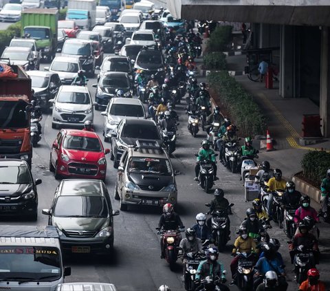 Pemerintah Provinsi (Pemprov) DKI Jakarta melalui Dishub DKI Jakarta bersama Ditlantas Polda Metro Jaya tengah mengkaji pengaturan pembagian jam kerja.