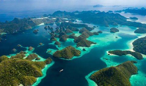 Raja Ampat terdiri dari gugusan pulau karang.