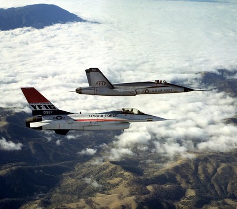 Prototipe YF-16 diproduksi oleh General Dynamics. Pertama kali terbang secara resmi tahun 1974.