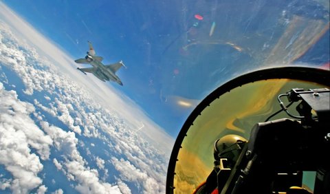 TNI AU juga tercatat sebagai salah satu pengguna F-16.