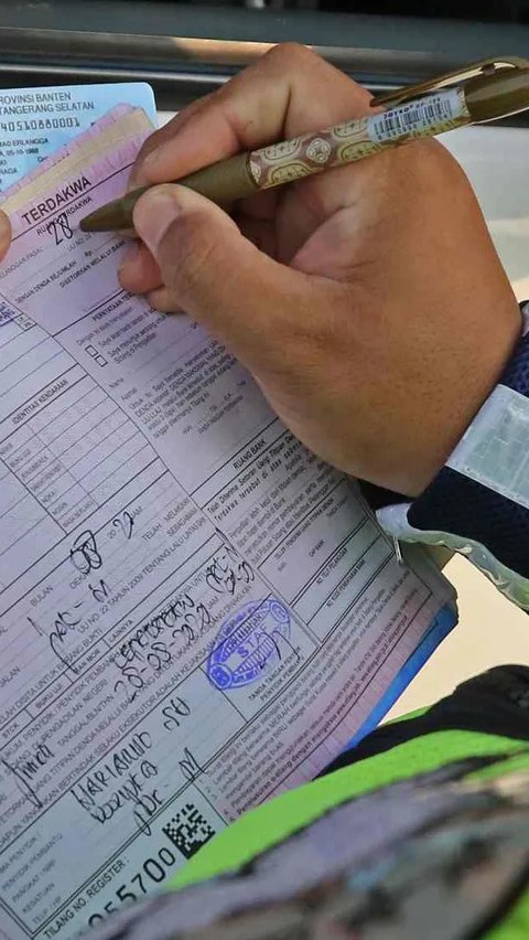 Setiap pengendara yang terkena tilang, dilarang 'titip' surat tilang ke petugas polisi. Ini adalah instruksi Kapolri Jenderal Listyo Sigit.