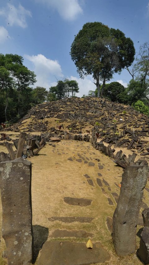 Situs Gunung Padang di Cianjur Jawa Barat diyakini sebagai jejak peradaban purba yang kompleks dan misterius. Penelitian masih berlanjut untuk mengungkap rahasia situs yang diperkirakan ada sejak 20.000 tahun lalu ini.