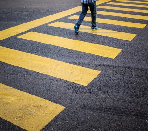 Menariknya, zebra cross pertama berwarna kuning biru, bukan hitam putih. Bahkan, setelah itu, ada zebra cross yang menggunakan bahan logam lho.