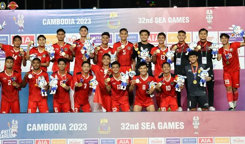 Timnas Indonesia dengan medali emas kebanggaan