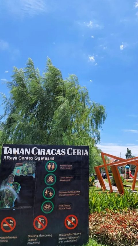 Taman ini lokasinya di tengah permukiman warga Gang Masjid, Jl Raya Centex, Ciracas Jaktim.