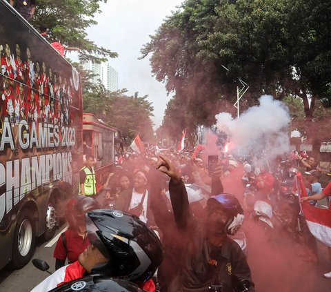 Lautan suporter mulai dari Kemenpora hingga Bundaran Hotel Indonesia. Mereka antusias mengikuti arak-arakan pemain Timnas